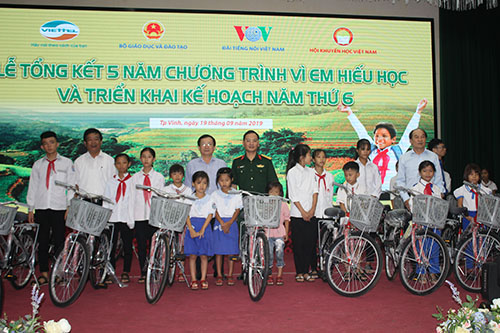 Sơ kết 5 năm chương trình học bổng 'Vì em hiếu học', triển khai kế hoạch năm 2019