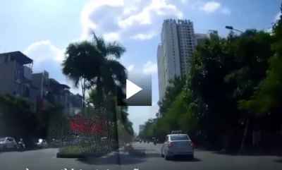 Xe máy vào cua như phim hành động và cái kết may mắn