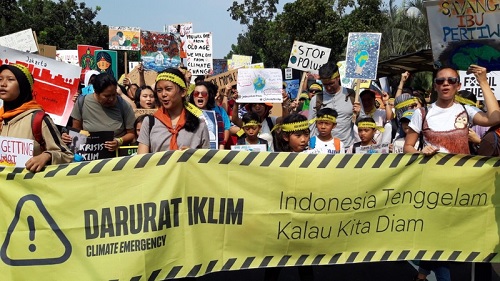 Giới trẻ tuần hành tại Indonesia với biểu ngữ