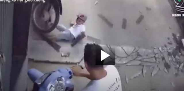 Bất cẩn để con trai vặn tay ga, bố 'đứng tim' khi thấy tai nạn xảy ra