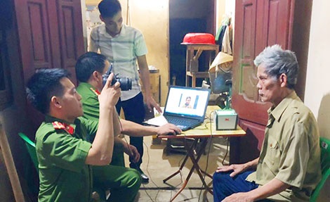 Cán bộ chiến sĩ Công an Thanh hóa đến bệnh viện cấp căn cước công dân cho người dân.