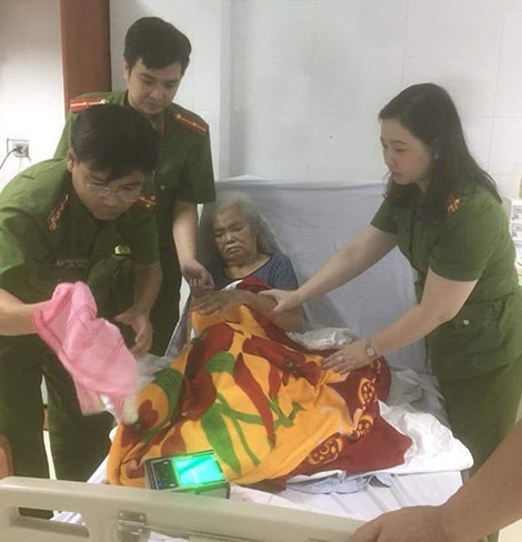Đại úy Hoàng Đình Ngọc (bìa trái) cùng đồng đội làm căn cước công dân cho bệnh nhân.