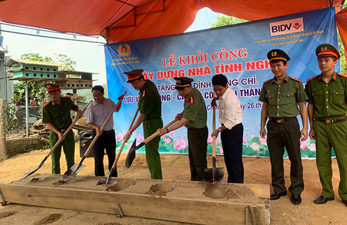 Khởi công xây dựng nhà tình nghĩa cho cán bộ chiến sỹ gặp hoàn cảnh khó khăn