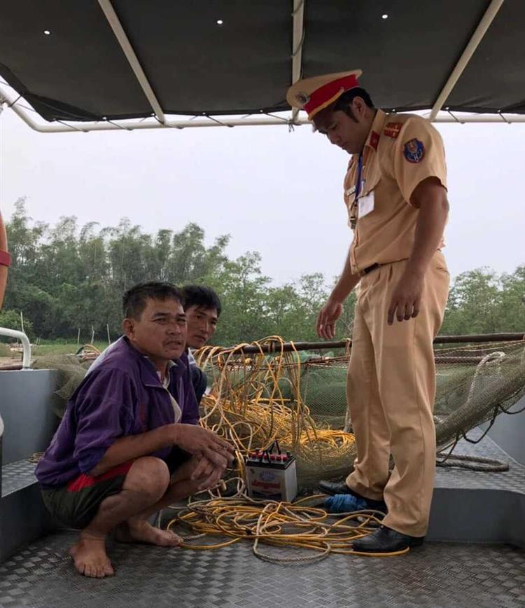 10 ngày, xử lý 13 trường hợp vi phạm trên lĩnh vực đường thủy