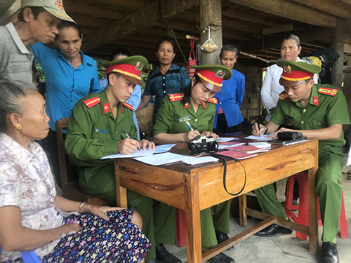 Làm CMND miễn phí kết hợp thu hồi vũ khí nguy hiểm