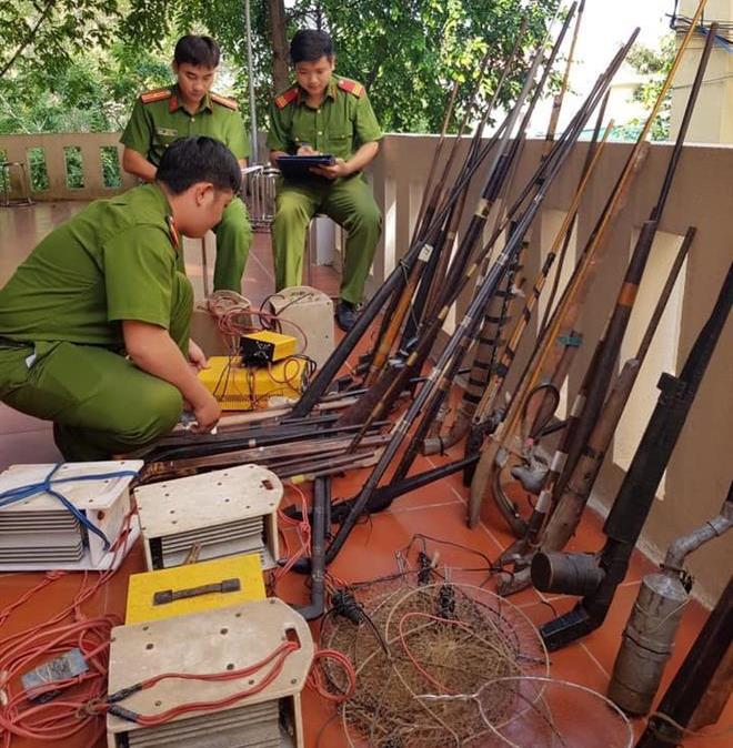 Công an huyện Tương Dương vận động, thu hồi vũ khí