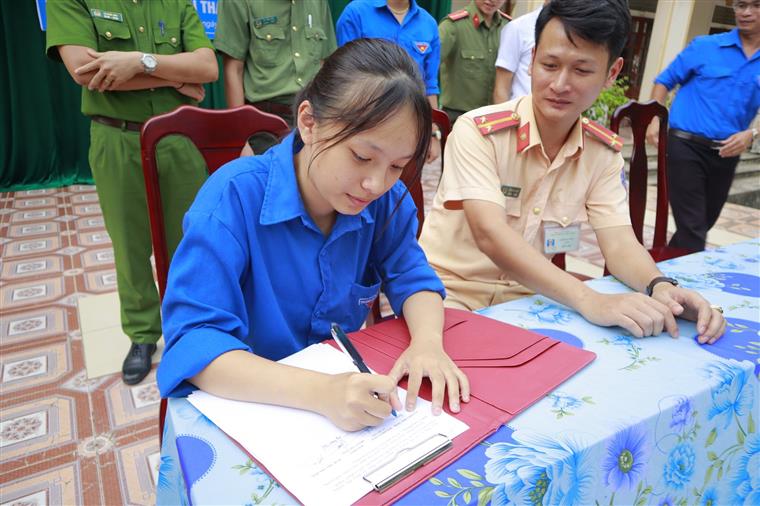 Tuyên truyền, phổ biến, giáo dục pháp luật gắn với ký cam kết thực hiện an toàn giao thông cho học sinh