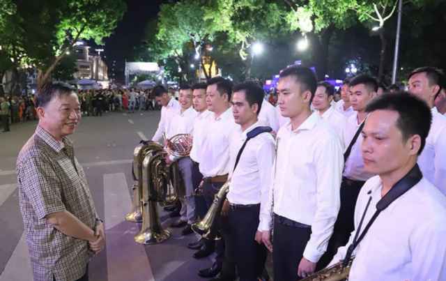 Đại tướng Tô Lâm mang dàn kèn làm rộn ràng phố đi bộ Hồ Gươm