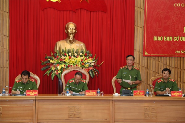 Các đại biểu tham luận tại Hội nghị.