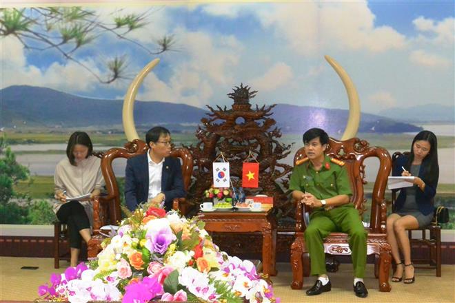 Công an Nghệ An tiếp nhận 3 phương tiện cứu hỏa của tỉnh Gyeonggi (Hàn Quốc)