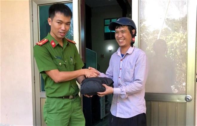 Nhặt được tiền, Trung úy Công an nhanh chóng tìm ra người bị mất
