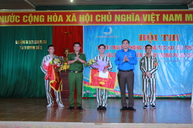 Trao giải cho các đội tham gia