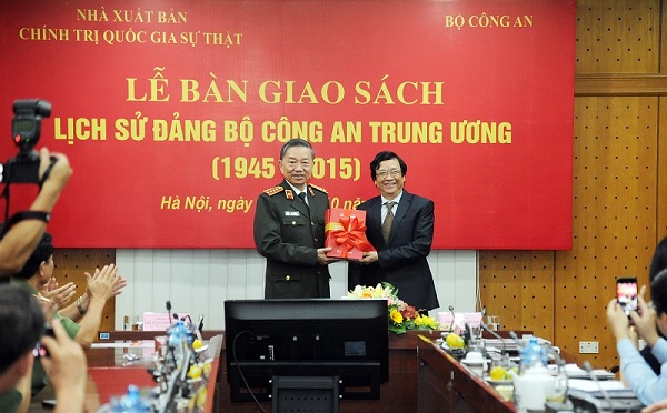 Bàn giao cuốn sách 'Lịch sử Đảng bộ Công an Trung ương (1945 - 2015)'
