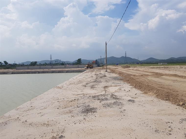 Một góc nghĩa trang Mồ Chòi đang trong quá trình san lấp