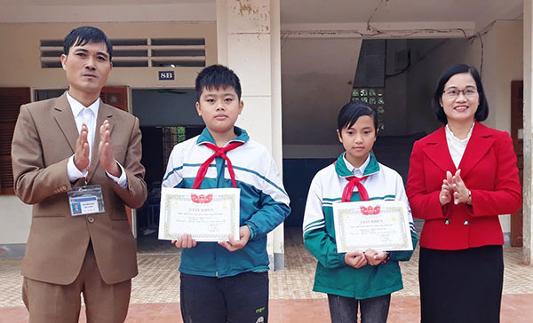 Tuyên dương 3 học sinh nhặt được của rơi, trả lại người đánh mất