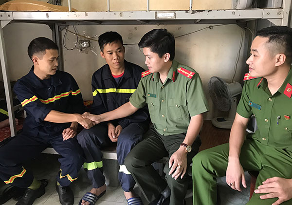 Thăm chiến sĩ Cảnh sát PCCC bị thương trong vụ cháy chung cư Tân Thịnh