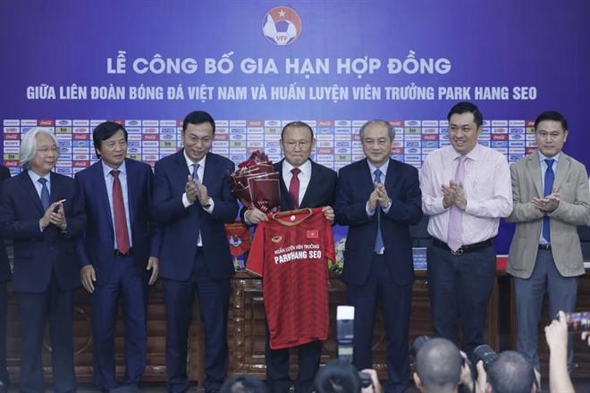 HLV Park Hang-seo tiếp tục gắn bó với bóng đá Việt Nam
