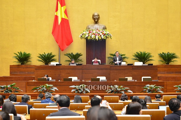 Phó Chủ tịch Quốc hội Phùng Quốc Hiển điều hành nội dung phiên họp