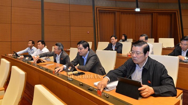Đại biểu Quốc hội bấm nút biểu quyết