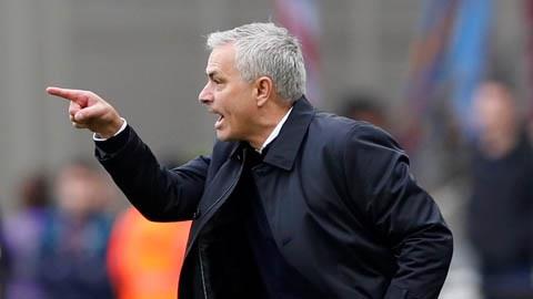 Mourinho có màn ra mắt bằng trận thắng kịch tính