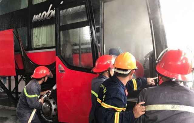 Xe giường nằm bất ngờ bốc cháy
