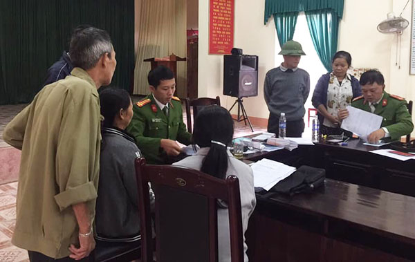 Cấp phát chứng minh nhân dân miễn phí cho 250 người dân