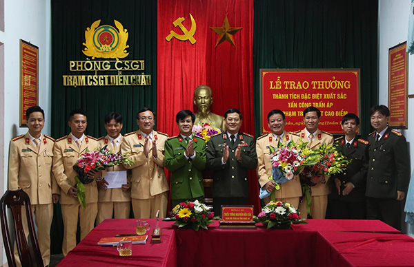Trao thưởng các chuyên án lớn về pháo và ma túy