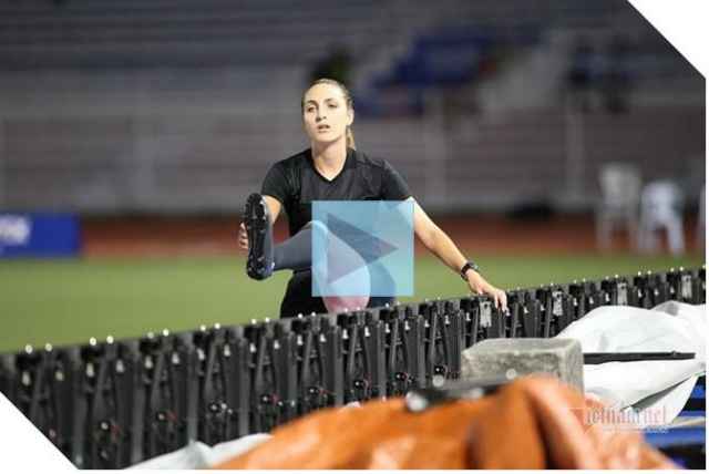 Nữ trọng tài 'gây sốt' trong ngày tuyển nữ VN vô địch SEA Games lần 6