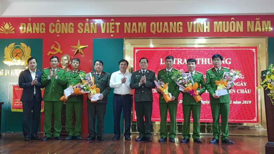 Trao thưởng thành tích đặc biệt xuất sắc cho CAH Diễn Châu và các phòng nghiệp vụ Công an tỉnh trong điều tra, phá án