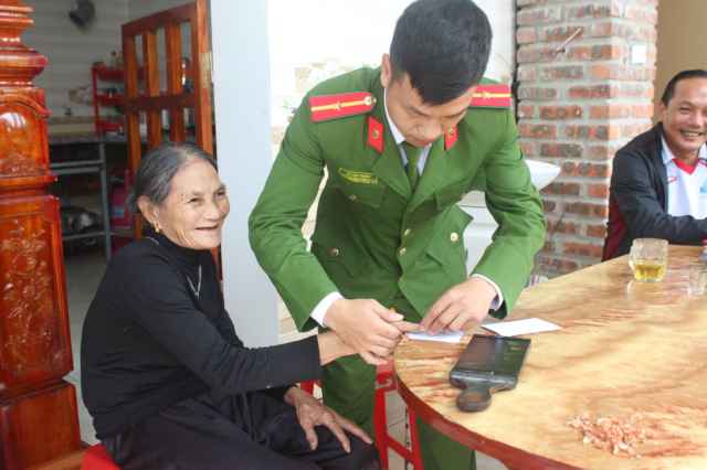 Đến tận cơ sở làm CMND cho người dân