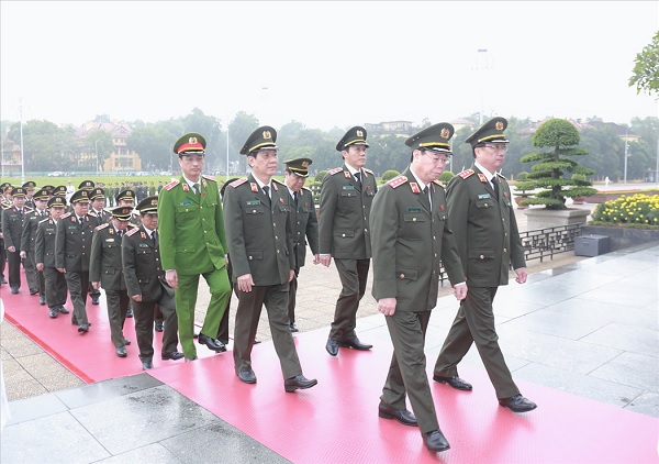Đoàn đại biểu Đảng ủy Công an Trung ương, Bộ Công an vào Lăng viếng Chủ tịch Hồ Chí Minh.