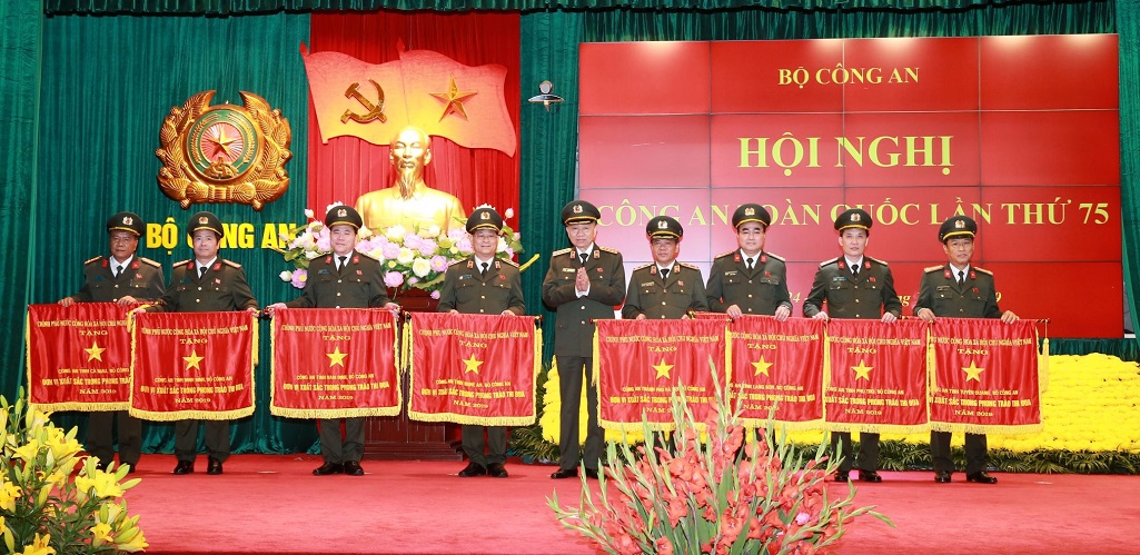 Thừa ủy quyền của Thủ tướng Chính phủ, Bộ trưởng Tô Lâm trao Cờ thi đua của Chính phủ tặng các tập thể có thành tích xuất sắc trong năm 2019