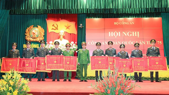 Trao Cờ thi đua “Đơn vị xuất sắc trong phong trào thi đua Vì an ninh Tổ quốc năm 2019” của Bộ Công an tặng Công an các đơn vị, địa phương.