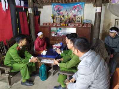 Thăm hỏi gia đình nạn nhân vụ lật thuyền trên sông Hoàng Mai