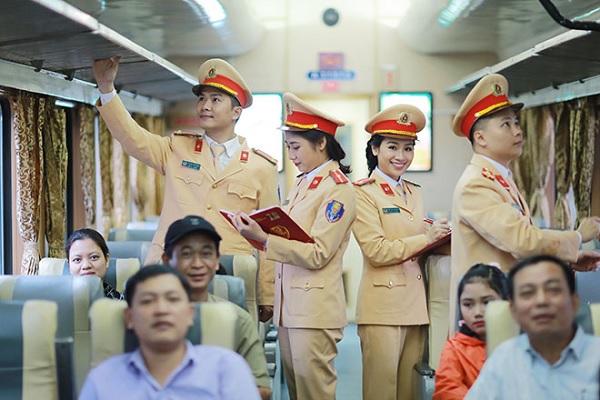 Cảnh sát giao thông tận tụy vì bình yên những chuyến tàu, xe trong dịp Tết.