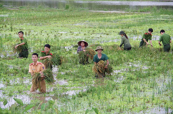Cán bộ, chiến sỹ Công an luôn gắn bó và sẵn sàng giúp đỡ nhân dân.