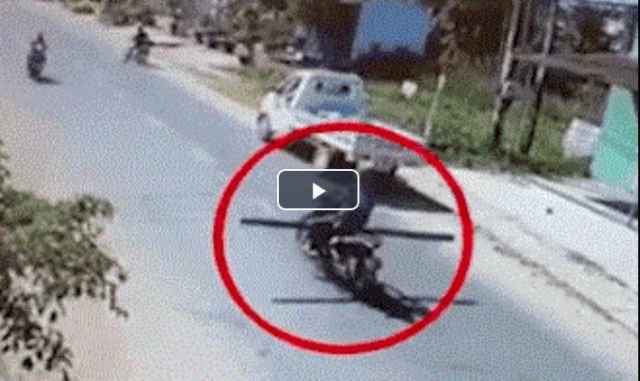 Cảnh giác: Gây tai nạn vì xe máy chở thanh sắt dài