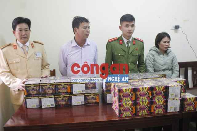 Bắt giữ 2 đối tượng vận chuyển trái phép gần 1 tạ pháo