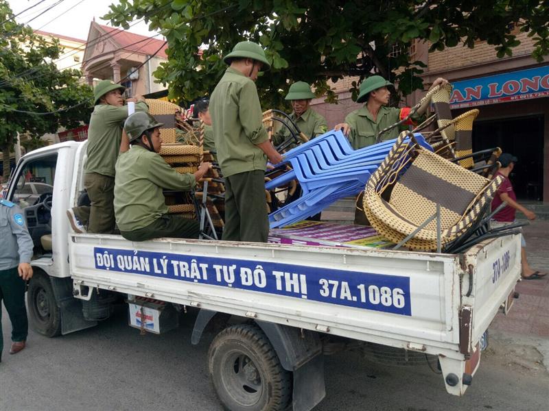 Hội CCB phường Thu Thủy, TX Cửa Lò tham gia giải tỏa                                    vi phạm hành lang ATGT trên địa bàn