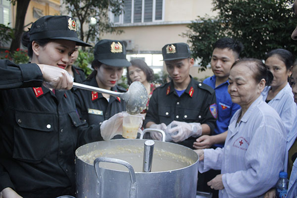 Hơn 300 suất cháo ấm lòng bệnh nhân