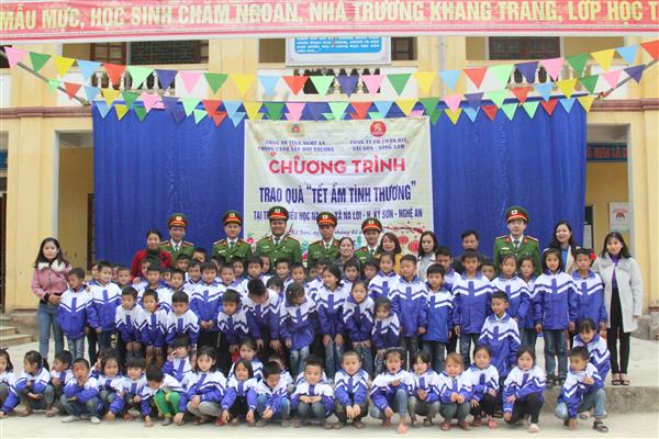 Mang tết ấm đến với học sinh nghèo