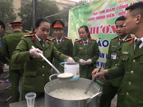 Gần 200 suất cháo đến với bệnh nhân bệnh viện Phổi Nghệ An