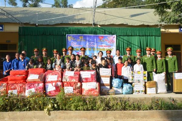Tặng gần 100 triệu đồng quà Tết cho học sinh nghèo