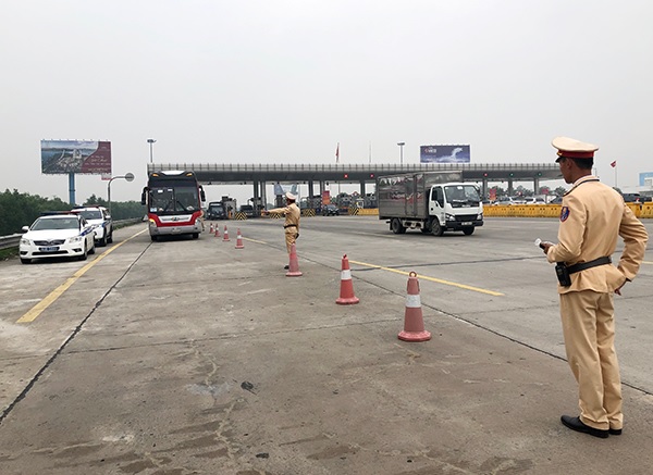 Lực lượng CSGT làm nhiệm vụ trên đường.