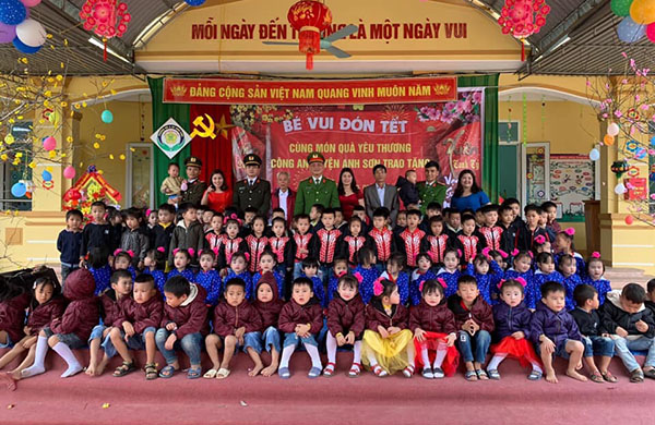 Tặng áo ấm, quà Tết cho học sinh nghèo