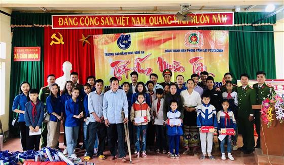 Mang Tết ấm đến với học sinh có hoàn cảnh khó khăn