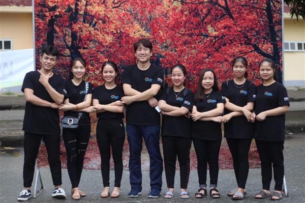 Thầy Moon Kyoung Min và các                   sinh viên Trường    Cao đẳng Kỹ thuật công nghiệp Việt Nam - Hàn Quốc