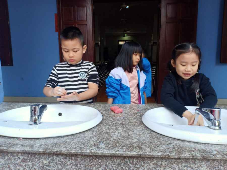 Hướng dẫn trẻ rửa tay bằng xà phòng