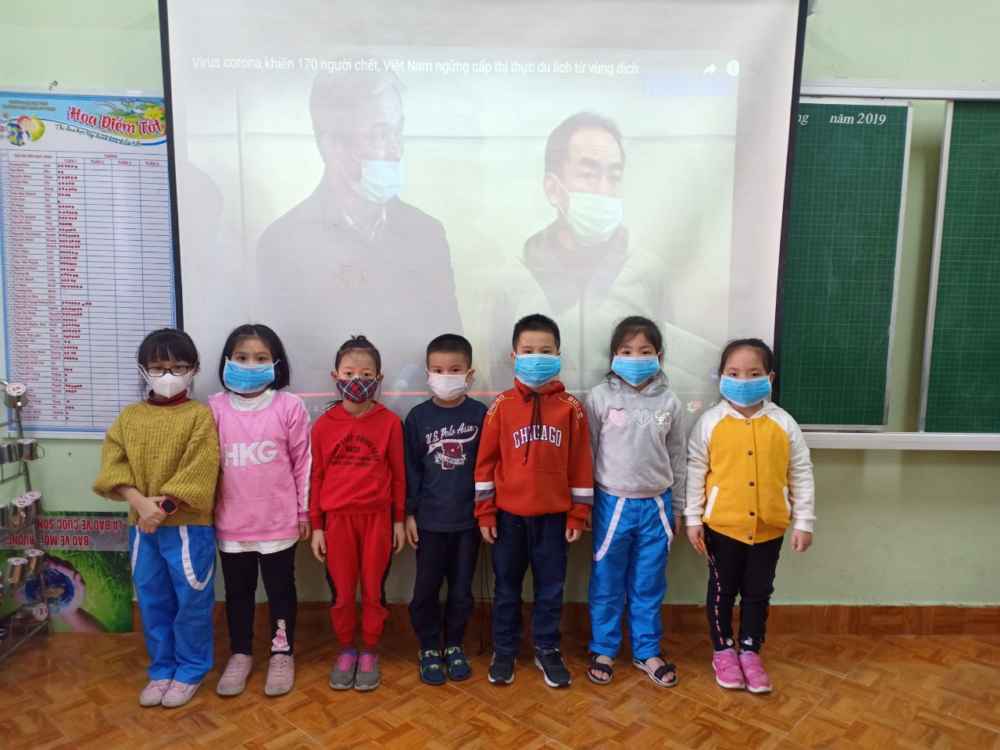 Hướng dẫn trẻ đeo khẩu trang đúng cách. 