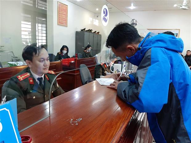Hơn 800 người đi làm hộ chiếu, giấy thông hành trong 2 ngày đầu làm việc